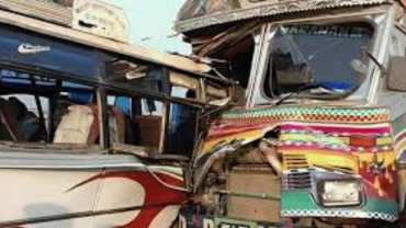 चितवनको पम्फा पुलमा बस र ट्रक ठोक्कियो, यस्तो छ यात्रुहरुको अवस्था